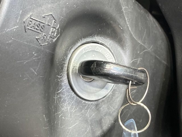 【キーレス】少し離れた場所からでもボタン一つでドアの開錠・施錠ができるのでとっても便利！ドアの鍵穴周りに傷をつけることもありません♪