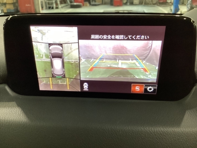 狭い場所での駐車やすれ違いなどでより的確な運転操作に役立つ360°ビューモニターが装備されています。