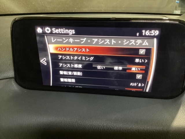 ハンドル操作をアシストすることにより車線からの逸脱回避を支援します。