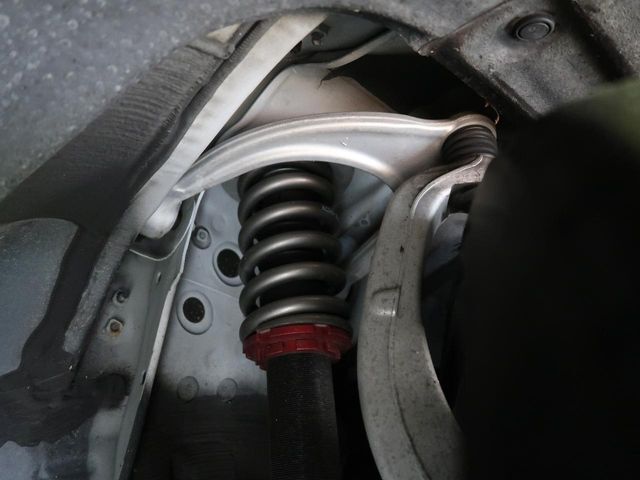 【トムスサスペンション】スタイリッシュな見た目となっております。車両の重心が下がる事で、走行時の安定性も向上します♪