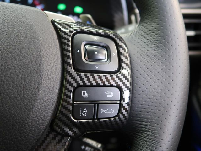 【プリクラッシュセーフティ】前方の車両等を検知し、衝突しそうな時は警報で注意を促し、ブレーキを踏む力をサポート。ブレーキを踏めなかった場合は衝突被害軽減ブレーキが作動、衝突回避をサポートします。