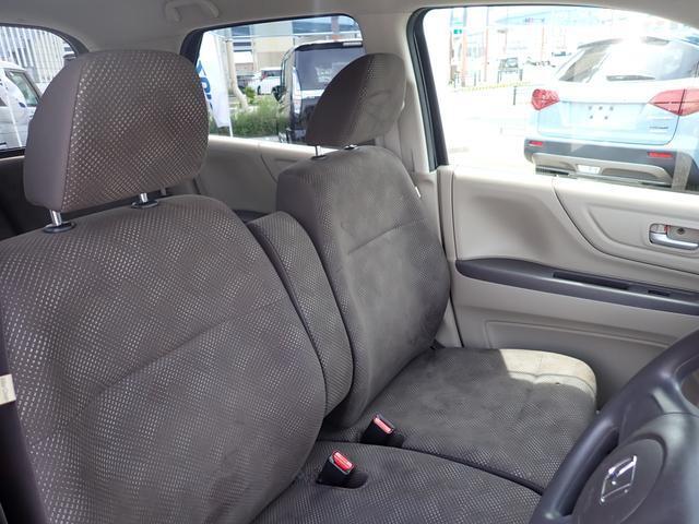 【ベンチシート】フロントベンチシートなので、運転席も助手席も広々！助手席へのウォークスルーも楽々可能です！