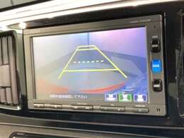 リバースギアに入れるだけで後方の表示へ切り替わります。夜間や雨の日の駐車も楽になりますよ。
