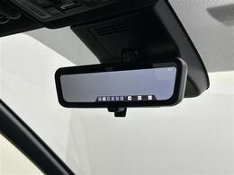 【デジタルインナーミラー（メーカーオプション）】車両後方カメラの映像をルームミラーに映すことが出来ます。 そのため、後席に人や荷物があって後方が見えづらい場合でもしっかり視界を確保することが出来ます。