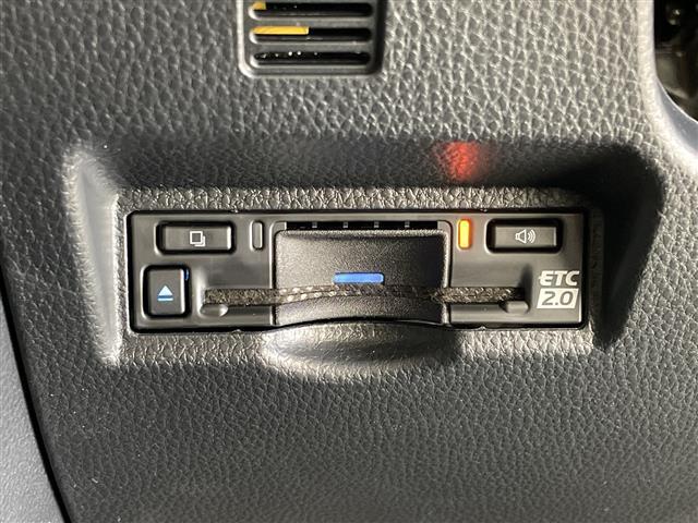 【ETC2.0（DSRC/ITSスポット）】ETCカードを挿入すれば料金所はノンストップで通過できます。ETC限定の割引や、高速道路の情報提供サービスを利用できます。