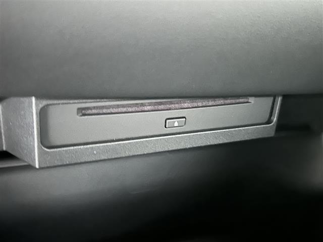 【CD・DVDデッキ（メーカーオプション）】オプションのCD・DVDデッキが搭載されています！TV(フルセグ)機能もあり、長距離で退屈しがちな車内も快適に過ごせます！