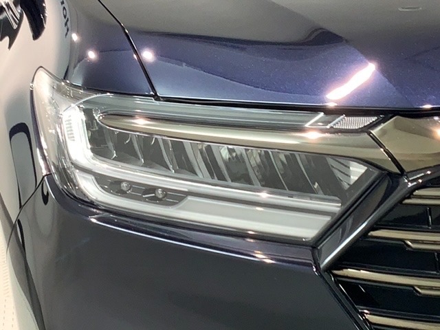LEDヘッドライトは、点灯の瞬間から最大光量を発揮し、突然暗くなるトンネルなどでの安定感を高めます。