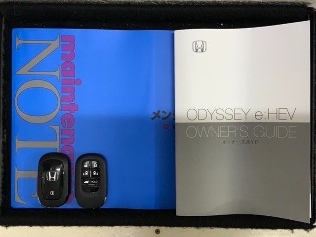 スマートキーは鍵をバッグに入れたままでもドアロックの開閉やエンジンのON・OFFができます。夜間や雨の日も鍵を探さなくて良いので便利です。