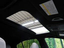 【サンルーフ】開放感たっぷりの希少装備、サンルーフが装着されています！車内に明かりを取り入れたり景色を楽しむ以外にも、車内の空気も簡単に換気できて快適です！