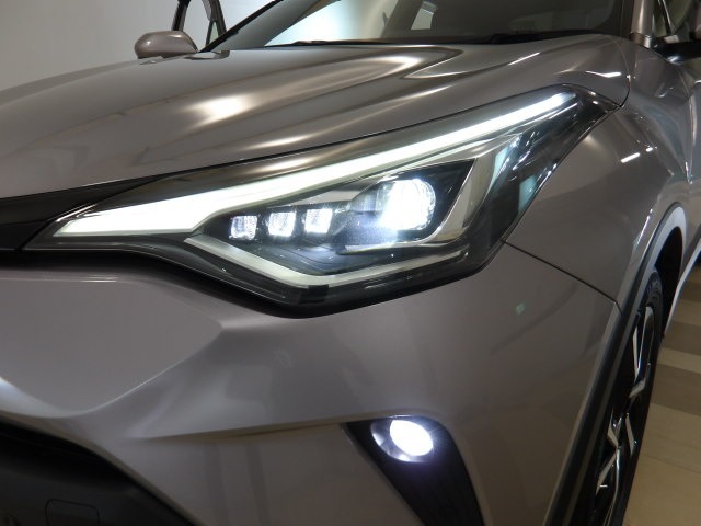 LEDヘッドライトとLEDフォグライトを装備。省電力で明るく遠くまで照らし、夜道や雨天時などの安心感を高めます☆点灯の瞬間から光量を放つLEDの特性によりトンネルへの進入直後でも安心感のある視界を確保