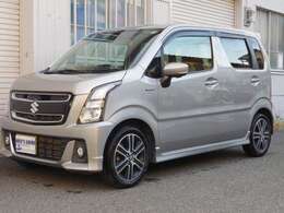 ワンズアームズのスタッフは国家資格整備士です。自社整備工場完備で、仕入れから販売、買取、修理、アフターフォローまで国家資格整備士が行い、良質安心な車両を安価にご提供出来るよう、日々、努力しております。