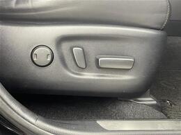 【運転席】座り心地が良いシートなので長時間の運転でも快適にお過ごしいただけます。新品のフロアマットのご注文も可能です。掲載箇所以外にご希望の写真がございましたらお気軽にお問い合わせ下さい。