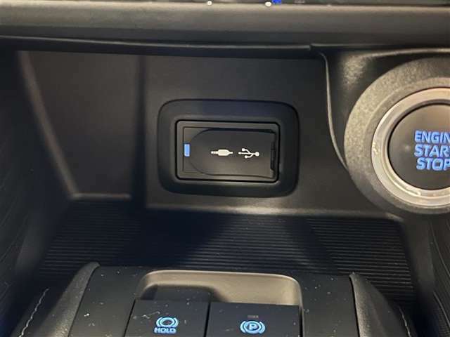 USB接続ポートはシフトレバーの奥にあります！