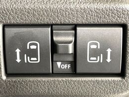 【両側パワースライドドア】スマートキーや運転席のスイッチで後席両側スライドドアの開閉が可能♪電動だから力を入れてドアを開ける必要が無く、小さなお子様でも簡単に開け閉めでき快適です♪