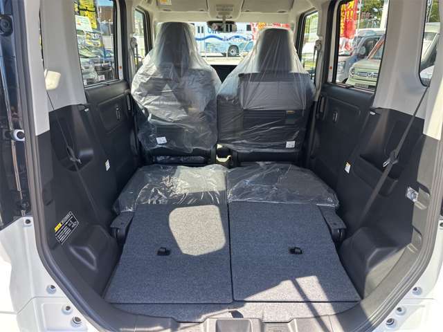 リアシートを倒せばさらに多くの荷物や大きな荷物もも積めます！