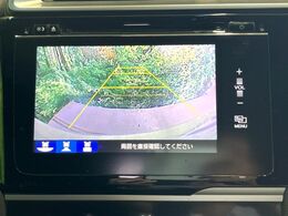 【バックカメラ】駐車時に後方がリアルタイム映像で確認できます。大型商業施設や立体駐車場での駐車時や、夜間のバック時に大活躍！運転スキルに関わらず、今や必須となった装備のひとつです！