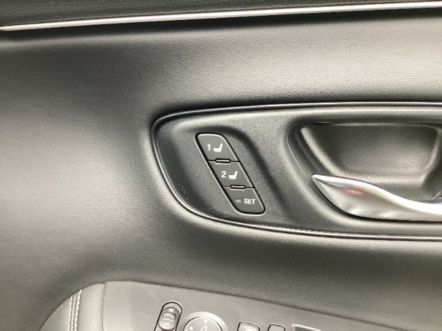 ドライビングポジションシステム：最適なドライビングポジションを記憶し、乗車するごとにボタンひとつで自動調節を行います。2パターン記憶可能です。