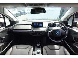 ドライバーに向かってレイアウトされた機能的なセンターコンソールやコントロール類がもたらす高い操作性。常に、運転に集中できるレイアウトです。