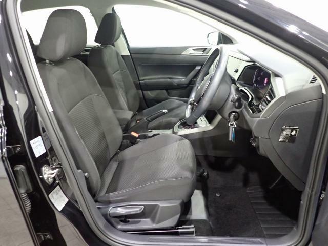 運転席助手席のリクライニングはダイヤル式を採用しており、追突時の安全性を確保する設計になっております。