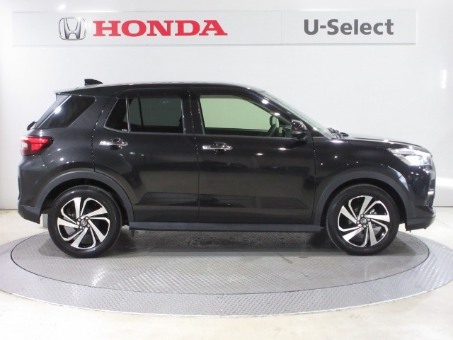 5ナンバーとは思えない、迫力のある堂々としたシルエットと存在感。走りを予感させる力強いフロントグリルなど、SUVらしいアクティブなデザインに仕上げました。