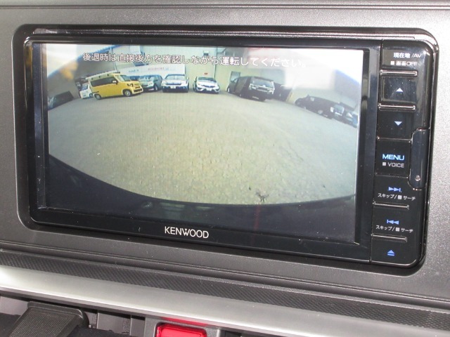 バックをするとき自動でリアの様子が映る『リアカメラ』付き！ナビ画面で確認しながらバックができますから安心ですね。でも、目視も大切ですよ！安全第一でお願いします！