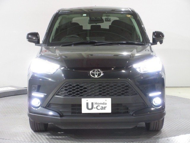 ハロゲンより明るく、より遠くまでさらなる安心感のあるLEDヘッドライトを採用。照射軸の上下方向を自動調整するオートレベリング機構、点灯忘れも防止できるオートライトコントロール機構付きです。