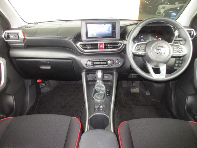 握りやすいハンドルには、オーディオコントロールとクルーズコントロールスイッチが装備されており、ハンドルから手を離さずに操作が出来ます。感覚で操作ができて便利で安全ですね！