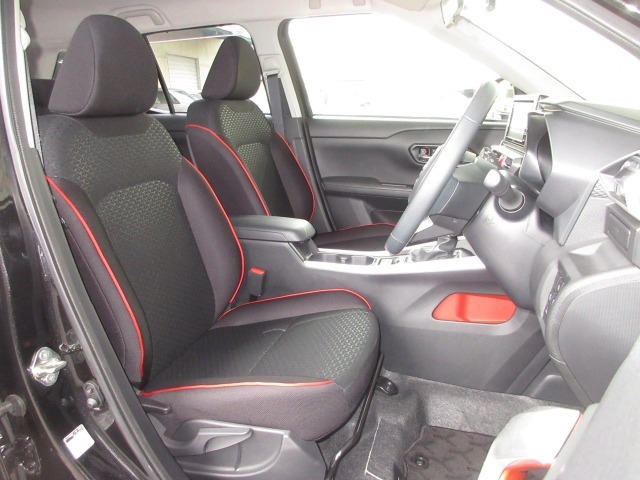 運転席には高さ調整ができる『シートハイトアジャスター機能』が付いています！これなら小柄な方にも大柄な方にも自分にぴったりの運転姿勢がとれますね～！