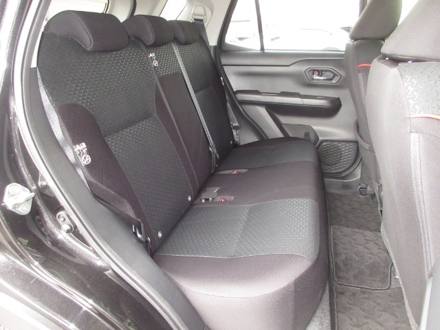 前席も後席も、膝まわりに大きなゆとりを持つ広い室内。落ち着いたインテリアは肩の力を抜いて自然体で過ごせるから、乗る人すべてにカイテキです。