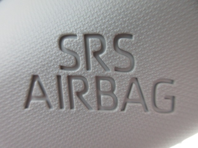 サイドカーテンエアバックシステムは、側面衝突時に大人から子供までさまざまな体格の乗員の頭部や頚部を広範囲で保護。特にセンターピラーへの頭部衝突を防ぐ展開性能を実現しています。