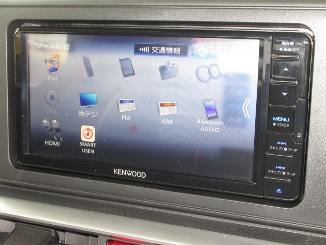 ナビゲーションはケンウッドメモリーナビ（MDV-D708BTW）を装着しております。AM、FM、CD、DVD再生、Bluetooth、音楽録音再生、フルセグTVがご使用いただけます。