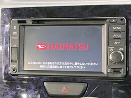 【純正ナビ】人気の純正ナビを装備しております。ナビの使いやすさはもちろん、オーディオ機能も充実！キャンプや旅行はもちろん、通勤や買い物など普段のドライブも楽しくなるはず♪