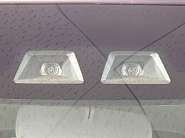 【スマートアシスト】走行中に前方の車両等を認識し、衝突しそうな時は警報とブレーキで衝突回避と被害軽減をアシスト。より安全にドライブをお楽しみいただけます。