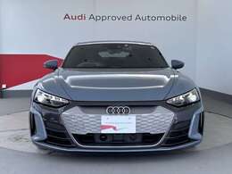 Audiの象徴であるシングルフレームグリルをよりワイドで低くシャープなデザインとすることでワイド＆ローのフォルムを協調しています。ヘクラグレーのペイントを施したシングルフレームグリル。