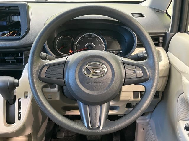 インテリアに合わせたデザインのステアリングは、運転される方のことも考え、運転しやすい形状、大きさです。是非一度、実際に触ってお確かめください。