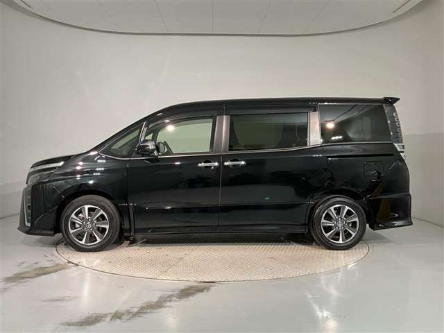 当社の中古車はまるごとクリーニング済み。インパネ、シート、天井、トランク、までスチーム洗浄でクリーニング。さらに消臭、除菌、ボディーコートで外装の鉄粉や汚れも除去しております。