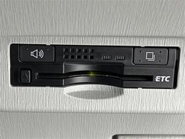【ETC】有料道路を利用する際に料金所で停止することなく通過できる、ETC車載器（ノンストップ自動料金収受システム機器）が装備されています。セットアップを行うことで利用可能になります。