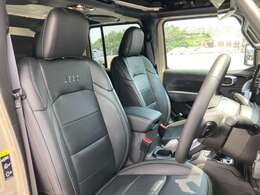 レザーシート傷やへたりは見られません。