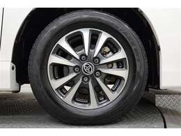 スポーティな印象を与える純正ホイールです。どこまでも走っていきたくなるようなデザインですね♪