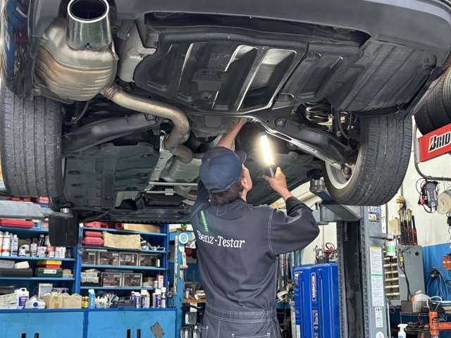 納車前に法定点検を実施します。また法定点検の項目には無いコンピューター診断やオーディオ等電装部品の点検も併せて実施します。点検時にはエンジンオイル・オイルエレメント交換工賃ウォッシャー液補充含みます