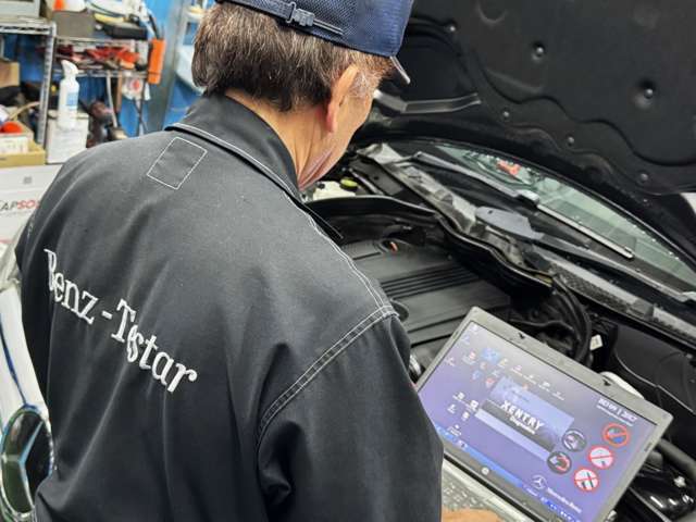 納車前に法定点検を実施します。また法定点検の項目には無いコンピューター診断やオーディオ等電装部品の点検も併せて実施します。点検時にはエンジンオイル・オイルエレメント交換工賃ウォッシャー液補充を無料