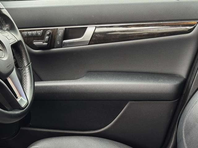 運転席ドアの内側にはパワーウィンドウやパワーシートコントロールが付いているので、ドライビングポジションの変更や長旅で疲れた時などにの簡単に調整できる所も良いですね。