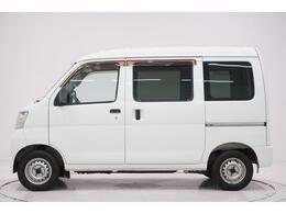 県内13店舗にて常時500台以上ダイハツ車を展示中です。見て、触って、納得のいく一台をぜひ見つけてください。