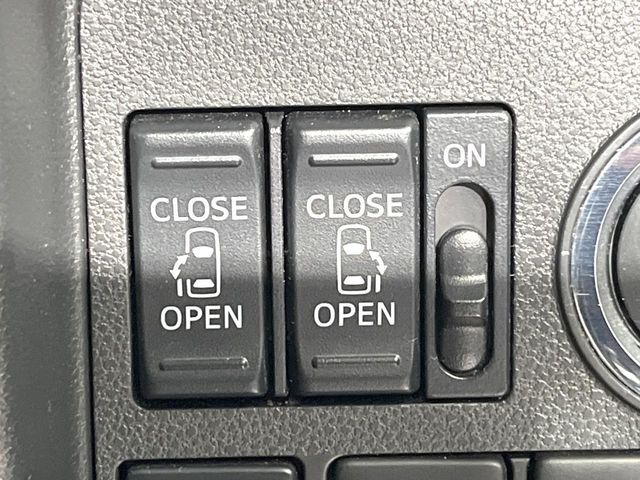 【両側パワースライドドア】スマートキーや運転席のスイッチで後席両側スライドドアの開閉が可能♪電動だから力を入れてドアを開ける必要が無く、小さなお子様でも簡単に開け閉めでき快適です♪