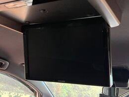 【フリップダウンモニター】大画面モニターで後席でもエンタメをお楽しみいただけます。小さなお子様にも大人気の装備です♪