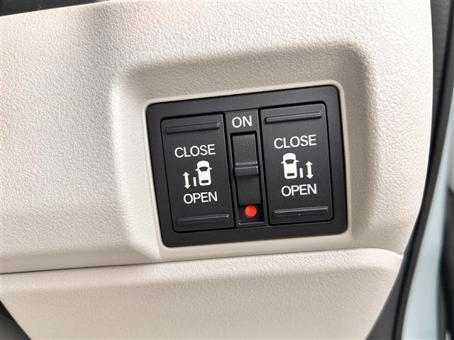 ☆電動スライドドアの開閉操作は運転席からもできます。同乗者をしっかりエスコートできますね♪☆
