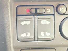 両側自動ドアのスイッチも運転席にあります！安全確認をしながらの操作が出来ますので、小さなお子様がいても安心ですよ！