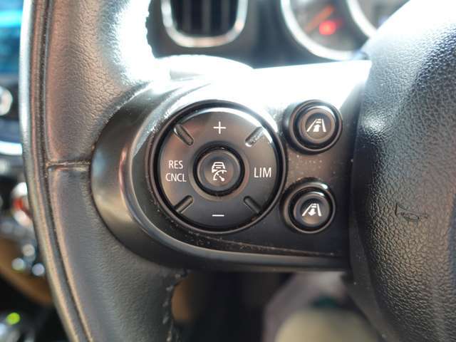 アダプティブクルーズコントロール装着車です。