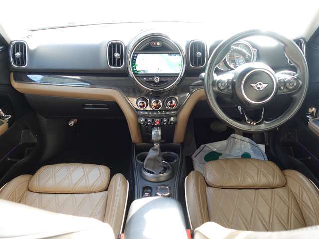 便利なスマートキーシステムを標準装備！バッグの中から鍵を探さなくても、ドアロックの開け閉めやエンジン始動が可能です！