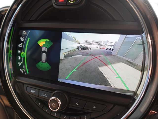 バックカメラ装着済ですので駐車の際も安心です。